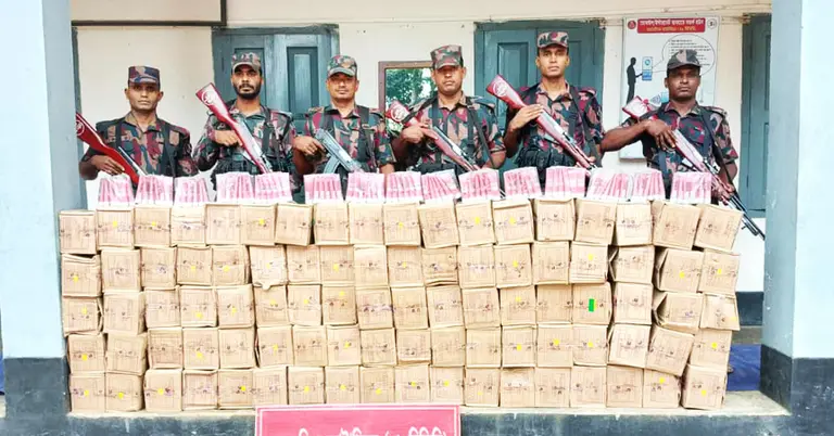 জব্দকৃত প্রসাধনী সামগ্রী সহ বিজিবি সদস্যরা